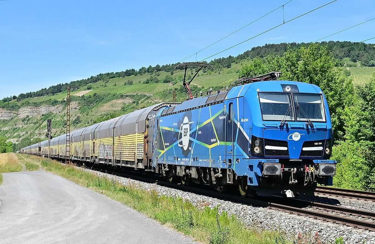 EGP 192 104 ist am 14.6.2022 mit einem Altmann-Autozug bei Thüngersheim in Richtung Würzburg fahrend abgelichtet worden.