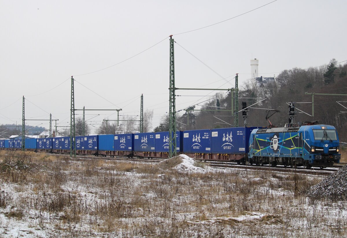 EGP 192 104 mit Containerzug von Hamburg Billwerder nach Mukran. Durchfahrt Bahnhof Lietzow 23.12.2021.