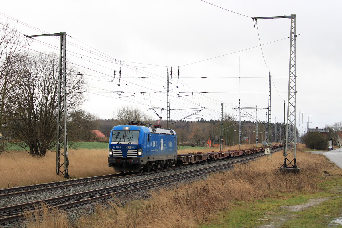 EGP 193 838 mit leeren Platten am 02.02.2022 von Hamburg Billwerder nach Mukran. Hier zu sehen bei der Durchfahrt in Teschenhagen.