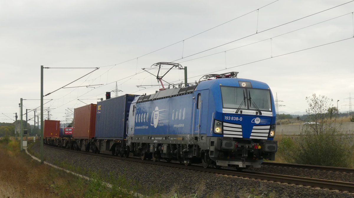 EGP 193 838 zieht einen Güterzug durch Neuhof gen Flieden. Aufgenommen am 28.9.2018 16:34