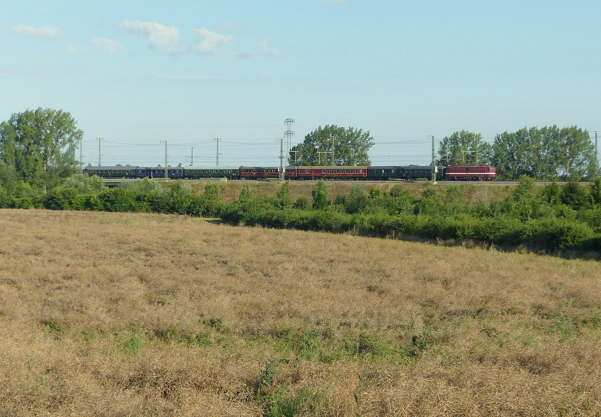 EGP 211 030-2 mit dem DPE 20061  Störtebeker-Express  von Arnstadt Hbf nach Bergen auf Rügen, am 29.04.2017 bei Erfurt Linderbach.