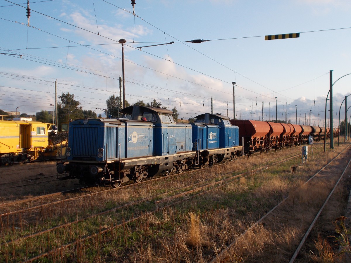 EGP 212 272 und 212 314 mit einem Schotterzug auf den Gütergleisen,am 03.September 2015,in Bergen/Rügen.