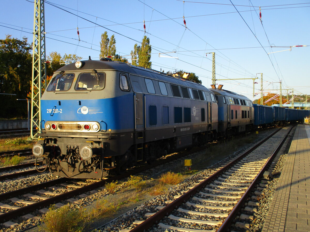 EGP 218 201 und 225 002,am 06.Oktober 2022,warteten in Bergen/Rügen auf Ausfahrt.