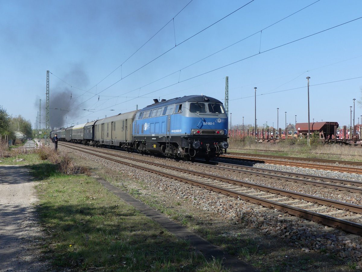EGP 225 002 gab am 10.04.2017 Schubunterstützung für 01 2066. Hier nach der Zwickauer Olzmannbrücke.