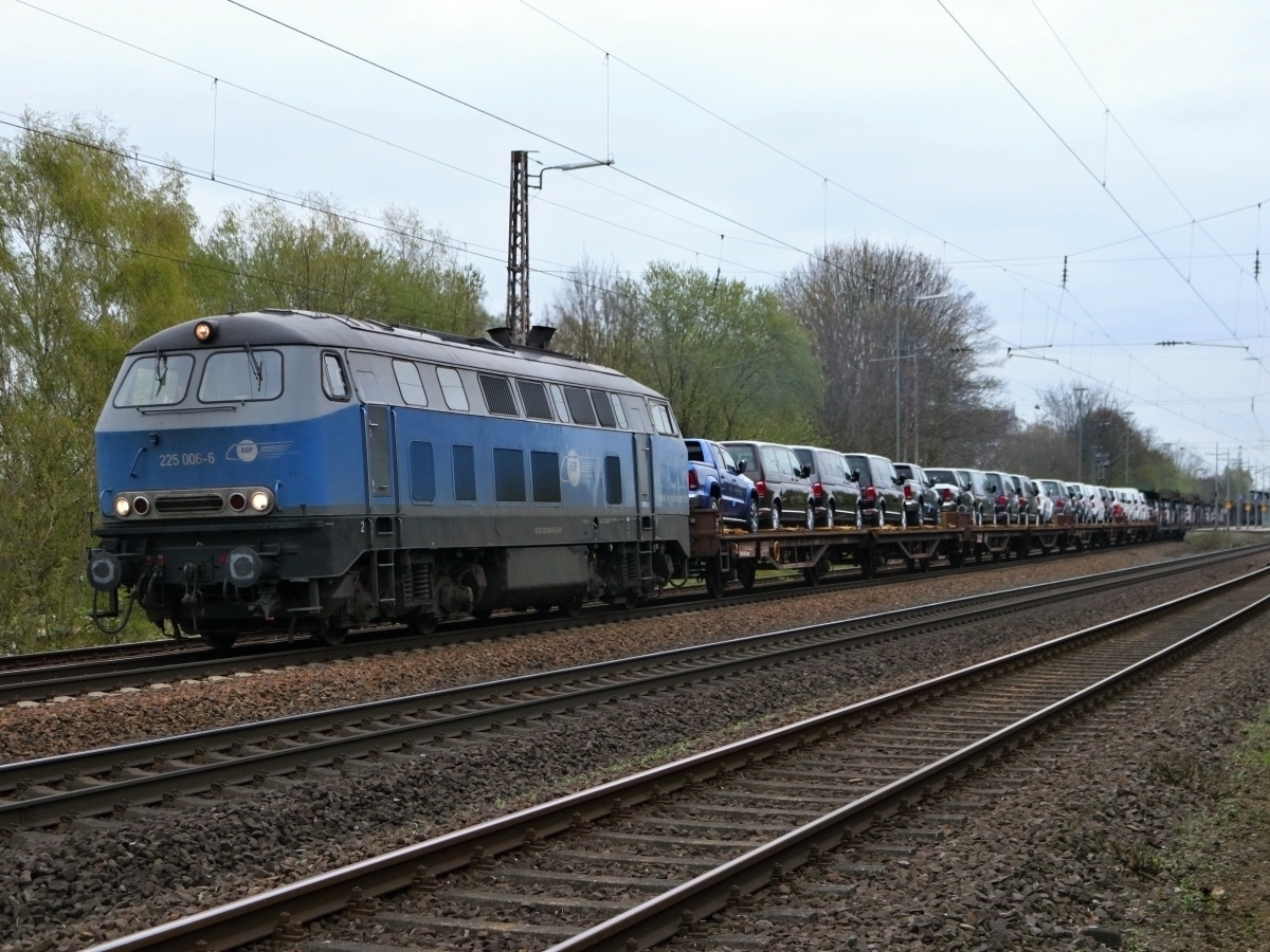 EGP 225 006-6 (NVR: 92 80 1225 006-6 D-EGP) am 07.04.2017 Bückeburg Ri Westen passierend...
<p>
Weitere Bilder zum Thema Bahnfotografie gibt es auf meiner Site unter:<br> 
<a href= http://www.ralf-bueker.de/Ralf's Eisenbahnbilder.htm target= _blank >Ralf's Eisenbahnbilder