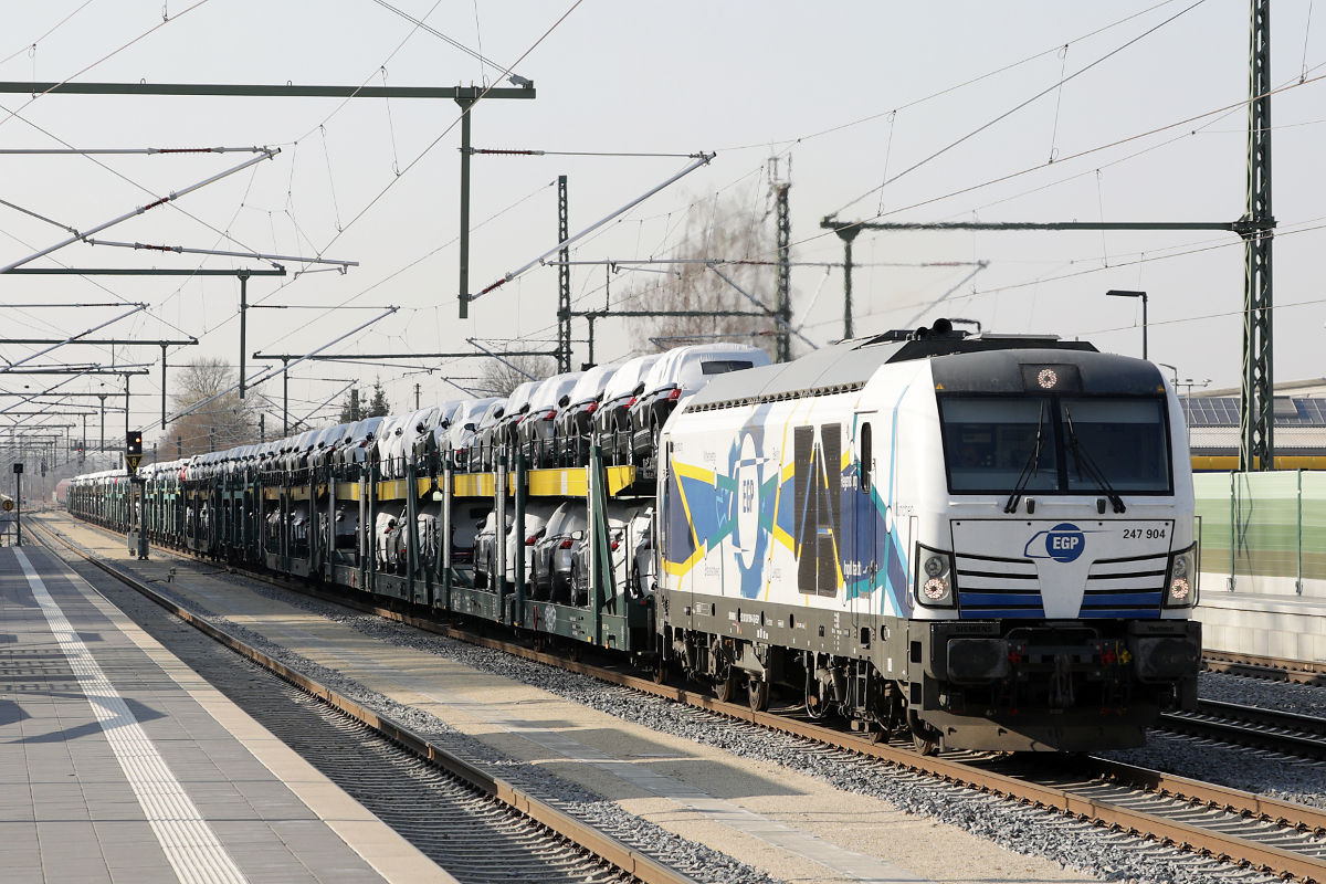 EGP 247 904 durchfährt mit neuen Autos Pfaffenhofen (Ilm), 25.03.2022