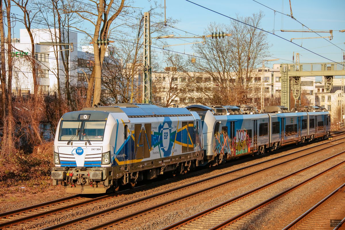 EGP 247 904 mit Siemens Desiro ODEG Triebwagen in Wuppertal, am 06.03.2021.