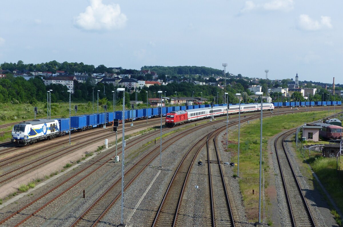 EGP 247 906-1 mit einem Containerzug abfahrbereit in Gera am 9.6.2021. Daneben der IC nach Kassel mit der 245 022 als Zugpferd.