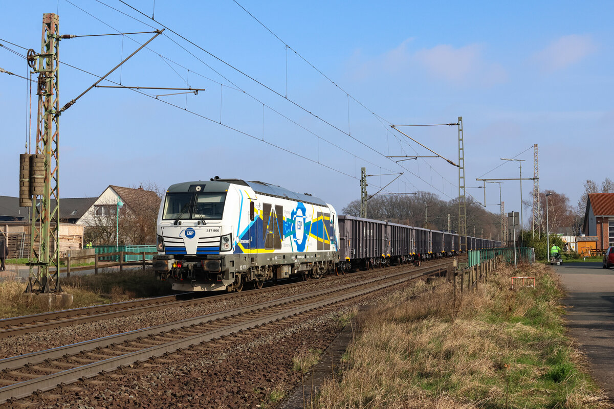 EGP 247 906 mit einem Kieszug von Schönebeck (Elbe) Gbf nach Soltau (Han) als 95467 hier bei Hämelerwald.
#egp #247 #247906 #Kies #Schönebeck #Soltau #Hämelerwald 

