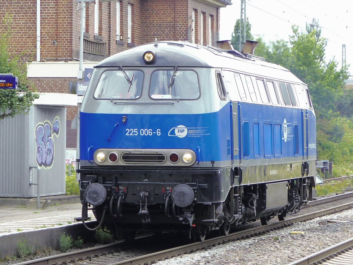EGP (Eisenbahngesellschaft Potsdam) 225 006 Lz in Brock=Ostbevern durchfahrend, 05.08.2022