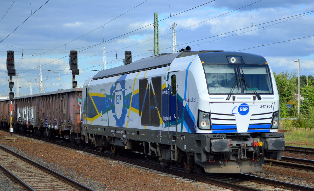 EGP - Eisenbahngesellschaft Potsdam mbH, Potsdam [D] mit  247 904  [NVR-Nummer: 92 80 1247 904-6 D-EGP] und Ganzzug offener Drehgestell-Güterwagen am 10.09.20 Durchfahrt Bf. Flughafen Berlin Schönefeld.