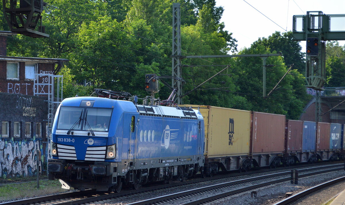 EGP - Eisenbahngesellschaft Potsdam mbH, Potsdam [D] mit  193 838-0  [NVR-Nummer: 91 80 6193 838-0 D-EGP] und Containerzug verlässt den Hamburger Hafen am 16.06.21 Durchfahrt BF. Hamburg-Harburg.