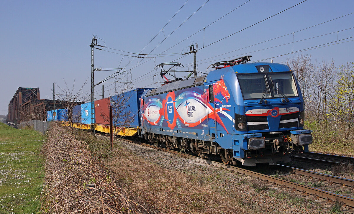 EGP - Eisenbahngesellschaft Potsdam mbH, Lokomotive mit 192 103-0 und Containerzug am 28.03.2022 auf der Hochfelder Eisenbahnbrücke in Duisburg.