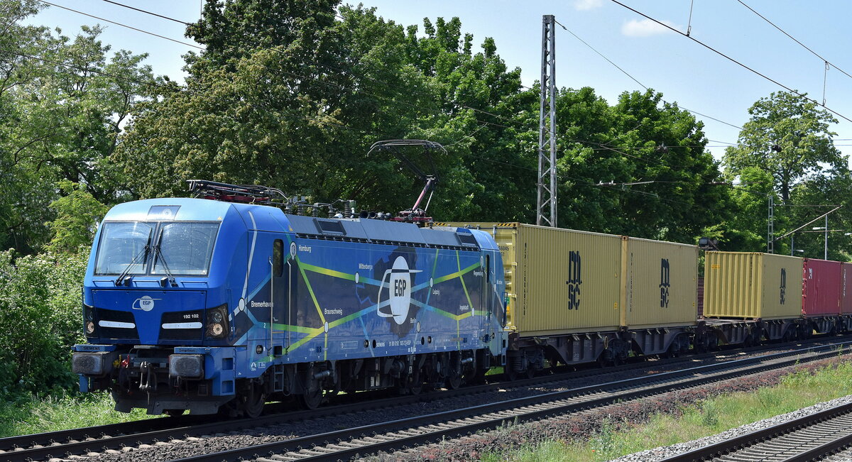 EGP - Eisenbahngesellschaft Potsdam mbH, Potsdam [D] mit ihrer  192 102  [NVR-Nummer: 91 80 6192 102-2 D-EGP] und einem Containerzug am 05.06.23 Vorbeifahrt Bahnhof Dendensen-Gümmer.
