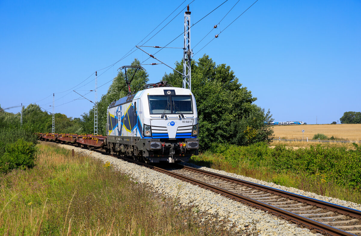 EGP kam am 12.08.2022 mit 193 848 und leeren Platten von Hamburg nach Mukran gefahren. Aufgenommen in Mukran West.
