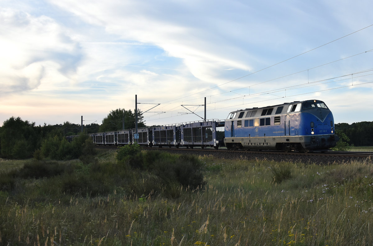 EGP kam mit der schicken 221 136-5 und einem leeren Autozug aus Richtung Hamburg. 3km östlich von Büchen, 06.08.2018.