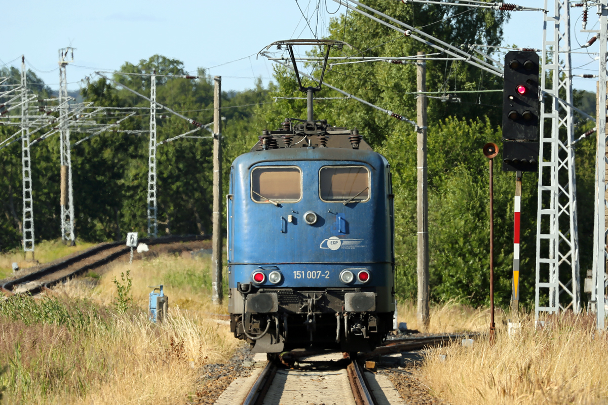 EGP Lok 151 007 auf Ersatzsignal ausfahrend in Mukran-Borchtitz nach Lancken. - 29.06.2018 - Aufnahme vom nicht mehr gesicherten BÜ in km 265,5.

