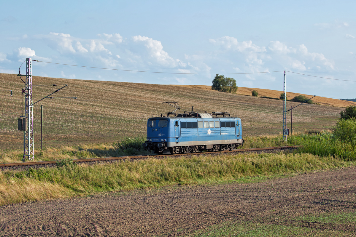 EGP Lok 151 007 fährt auf Rügen an abgeernteten Feldern zwischen Mukran und Sagard vorbei. - 10.08.2018

