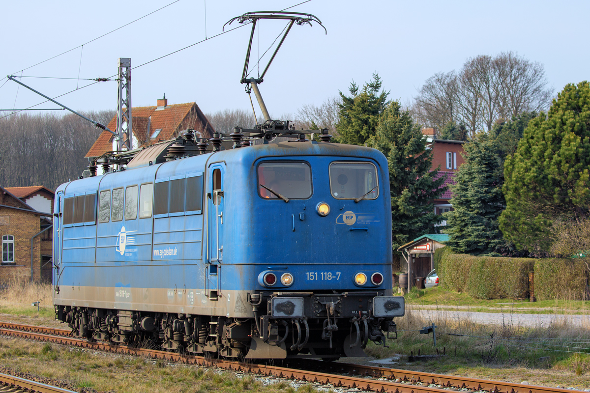 EGP Lok 151 118 des Kreidezuges bei Rangierarbeiten auf dem Bahnhof Lancken. - 03.04.2019