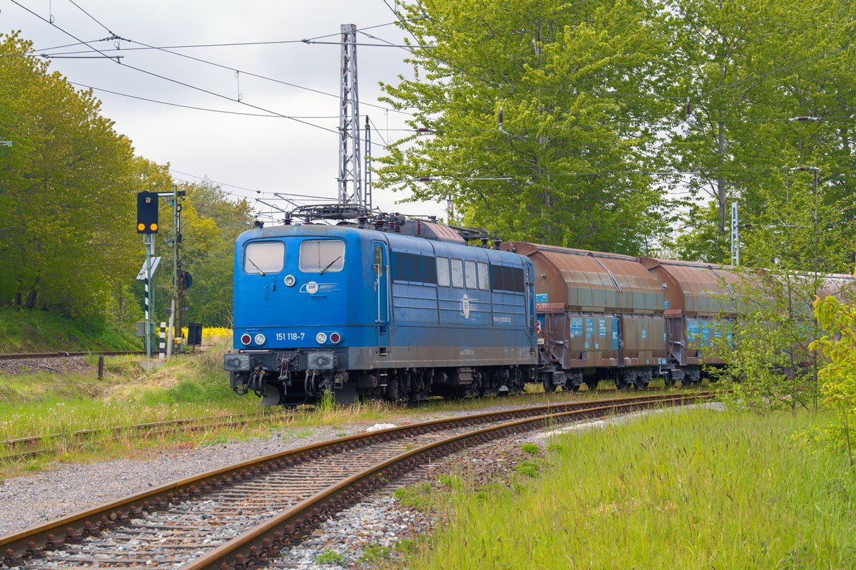 EGP Lok 151 118 mit beladenen Kreidewagen der Gattung Ta im grünen Umfeld des Anschlusses im Kreidewerk Lancken. - 17.05.2019