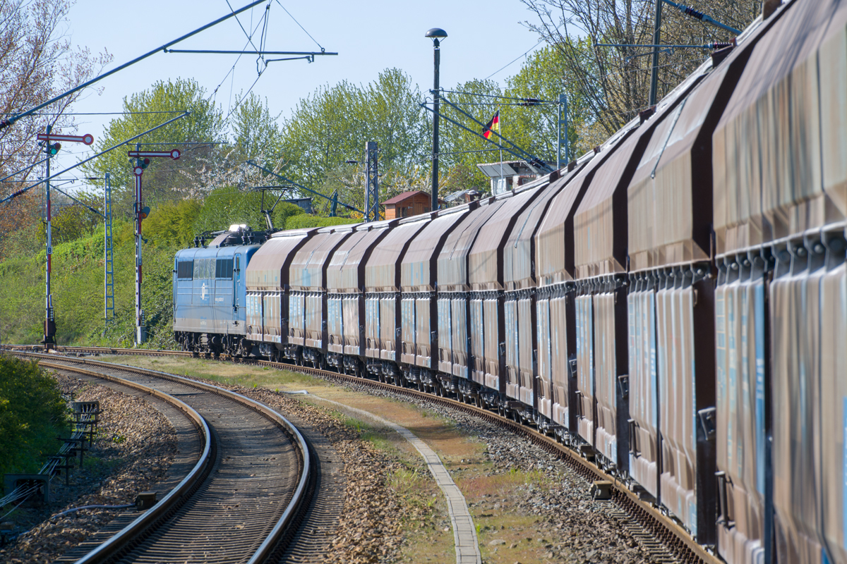 EGP Lok 151 118 steht abfahrbereit nach Bergen mit einem Kreidezug in Lancken am Ausfahrsignal „D“. - 29.04.2019 - Vom Mittelbahnsteig aufgenommen (Zugang über RÜ nach Gleis 2),dort halten die Reisezüge.