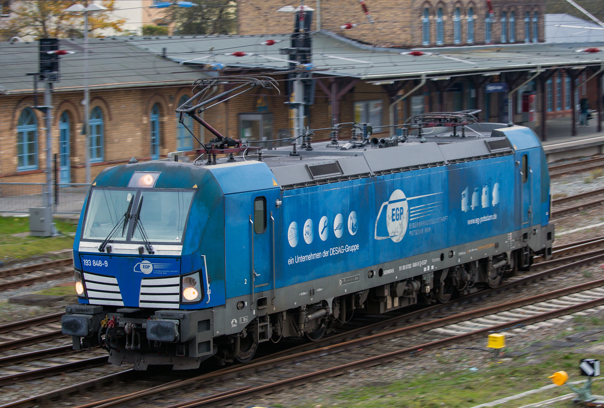 EGP Lok 193 848  bei Rangierarbeiten in Bergen auf Rügen. Wegen Bauarbeiten zwischen Bergen und Mukran endete der Containerzug auf dem Bahnhof Bergen. - 09.11.2020 - Aufnahme von der Bahnhofsbrücke.

 

