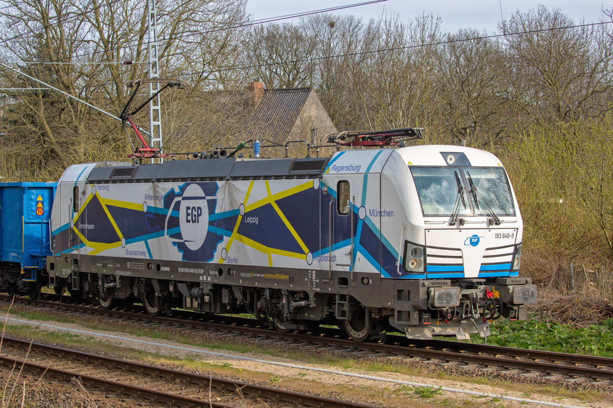 EGP Lok 193 848 mit Ea-Wagen ausfahrend in Lancken nach Bergen auf Rügen. - 30.04.2022