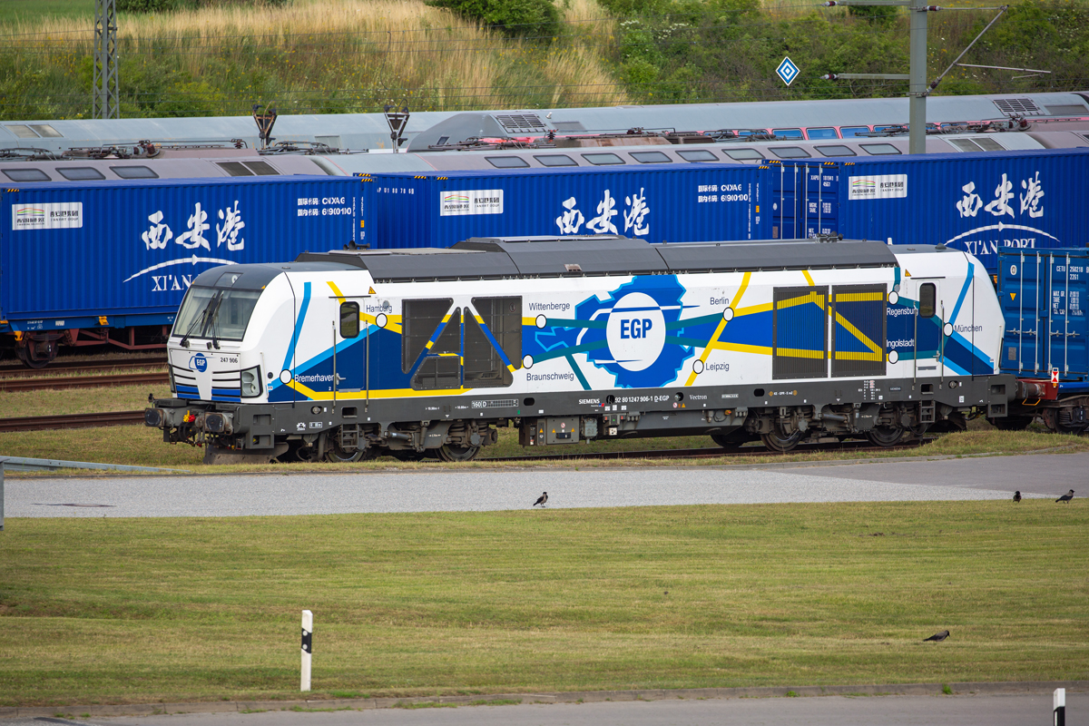 EGP Lok 247 906 mit Containerwagen im Fährhafen von Sassnitz Mukran. - 10.07.2021