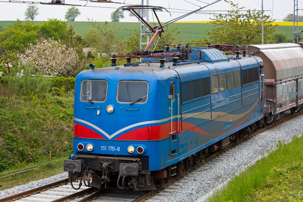 EGP Lok kommt mit Kreidewagen aus dem Anschluss Kreidewerk in Lancken. - 20.05.2016
