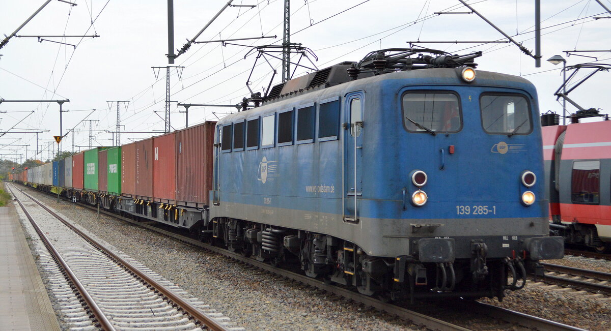 EGP mit  139 285-1   (NVR:  91 80 6 139 285-1 D-EGP ) mit Containerzug kam kurz im BF. Golm (Potsdam) zum halten am 20.10.21. Der Tf. prüfte noch mal alle Bremsen der Containertragwagen durch.