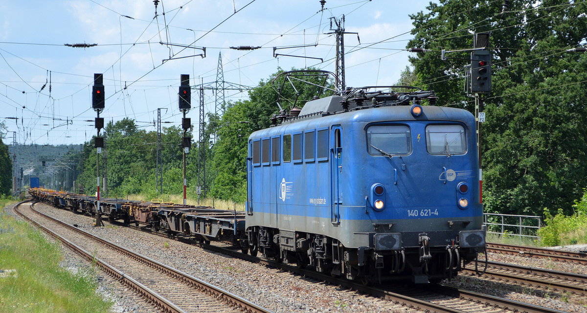 EGP mit  140 621-4  (NVR:  91 80 6 140 621-4 D-EGP ) und Containerzug (fast leer) am 27.06.20 Bf. Saarmund.