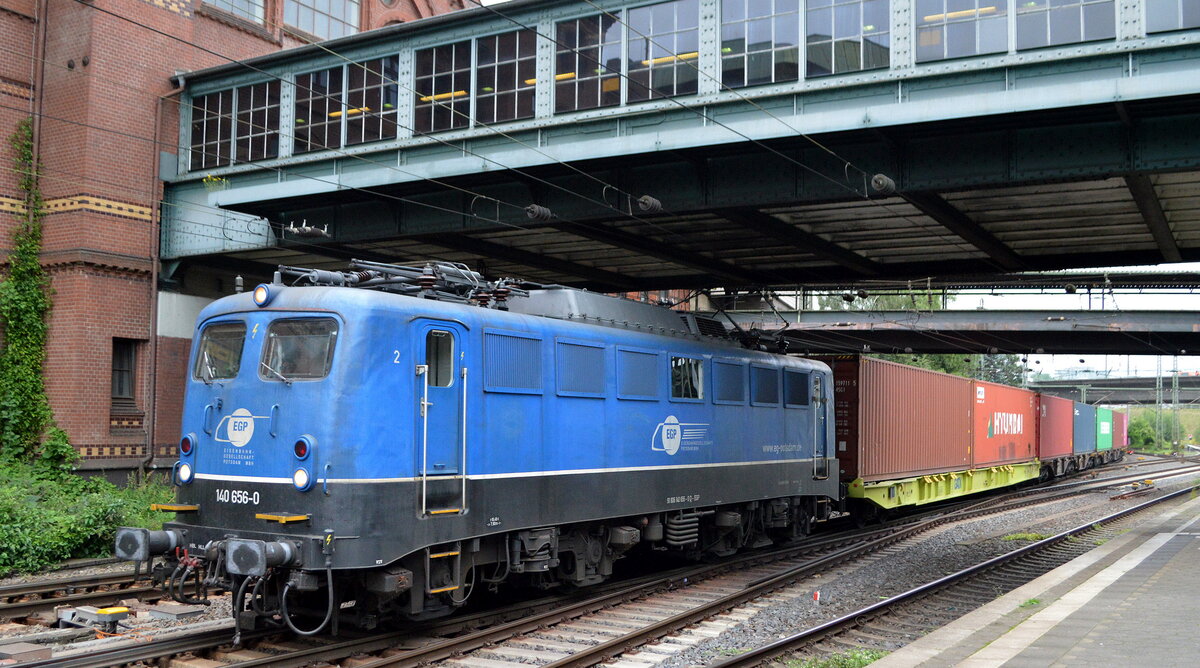 EGP mit  140 656-0  (NVR:  91 80 6 140 656-0 D-EGP ) und Containerzug bei der Ausfahrt aus dem Hamburger Hafen am 25.08.21 Durchfahrt Bf. Hamburg-Harburg.