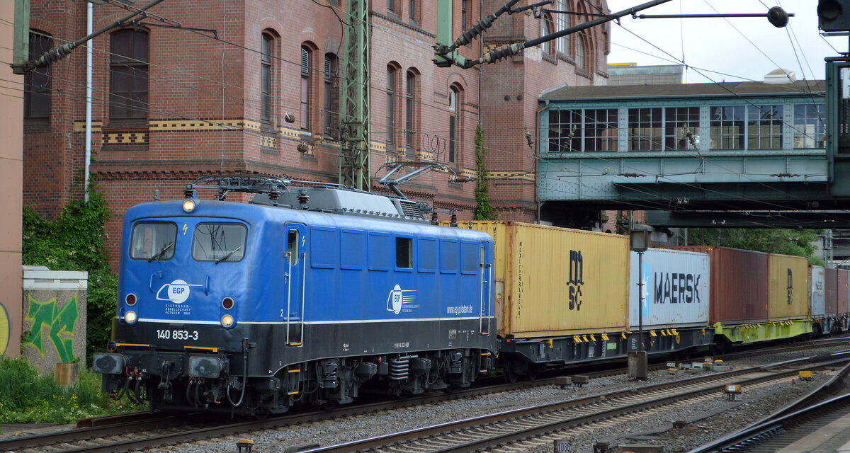 EGP mit  140 853-3  (NVR:  91 80 6 140 853-3 D-EGP ) verlässt mit Containerzug den Hamburger Hafen am 25.08.21 Durchfahrt Bf. Haburg-Harburg.