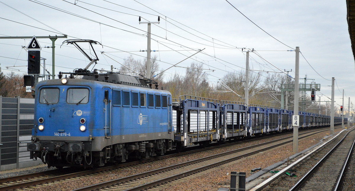 EGP mit 140 876-4 (91 80 6 140 876-4 D-EGP) und einem PKW-Transportzug (leer) am 16.12.19 Berlin Blankenburg. 