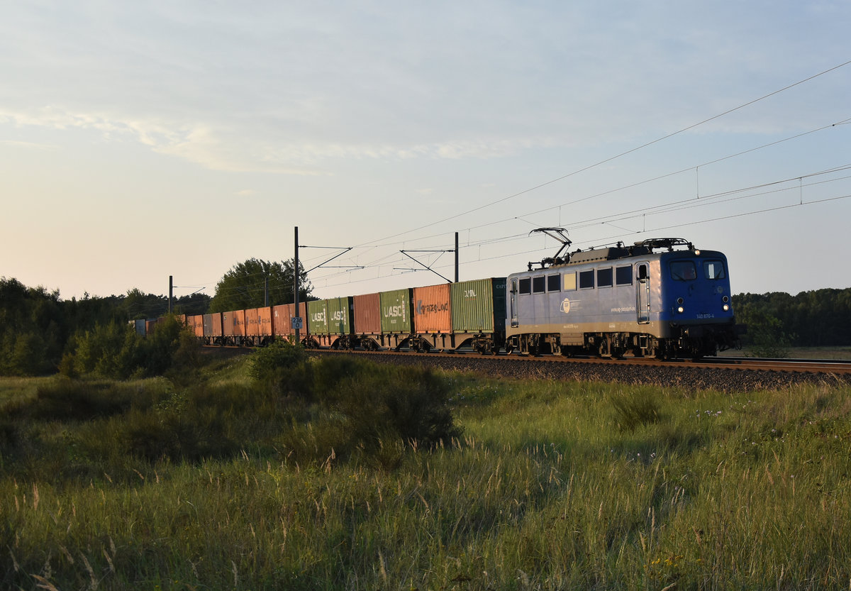 EGP mit der 140 876-4 zieht einen Containerzug in Richtung Schwerin. 3km östlich von Büchen, 03.09.2018. 