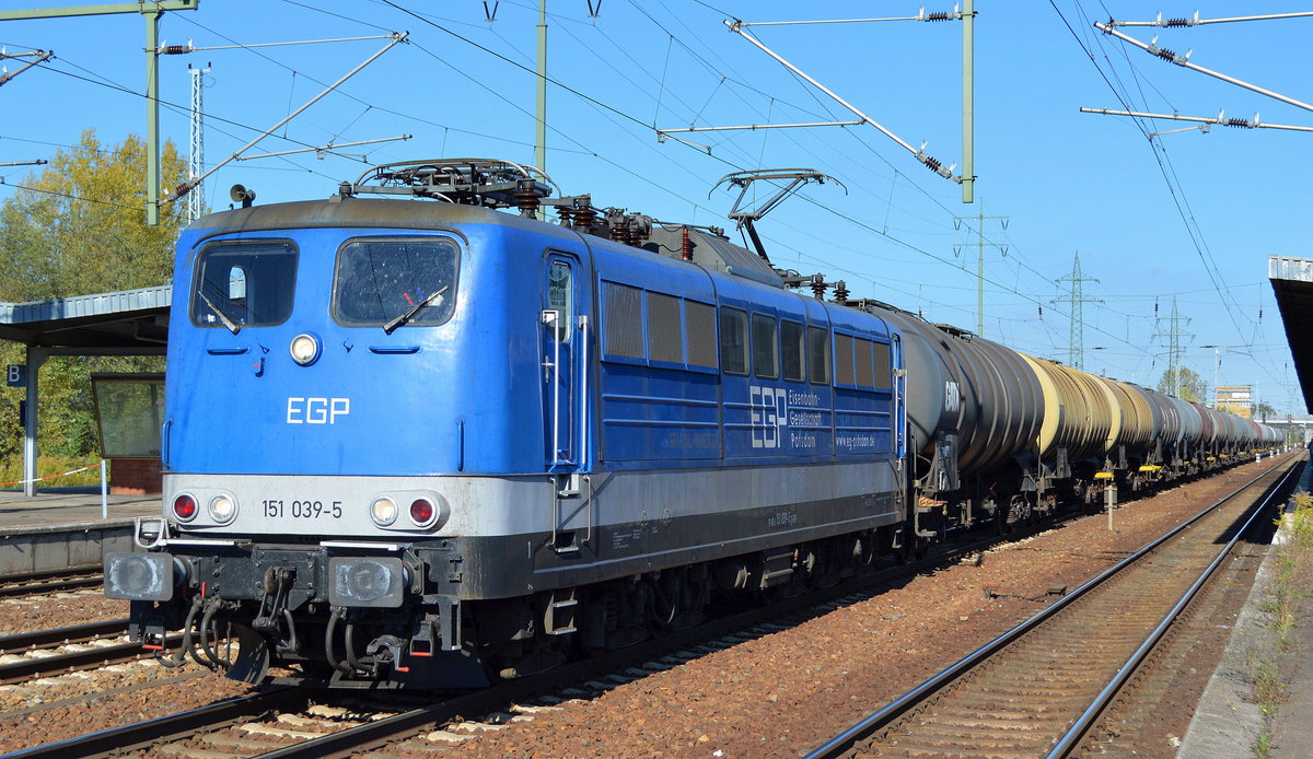 EGP mit 151 039-5 (91 80 6 151 039-5 D-EGP) mit Kesselwagenzug am 27.09.18 Durchfahrt Bf. Flughafen Berlin-Schönefeld.