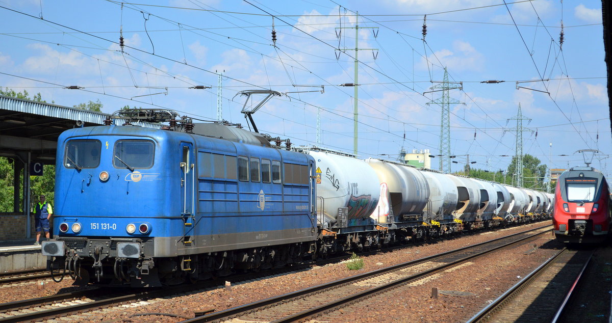 EGP mit  151 131-0  (NVR-Nummer: 91 80 6 151 131-0 D-EGP) und Zementstaubzug (leer) am 17.08.20 Durchfahrt Bf. Flughafen Berlin Schönefeld. 