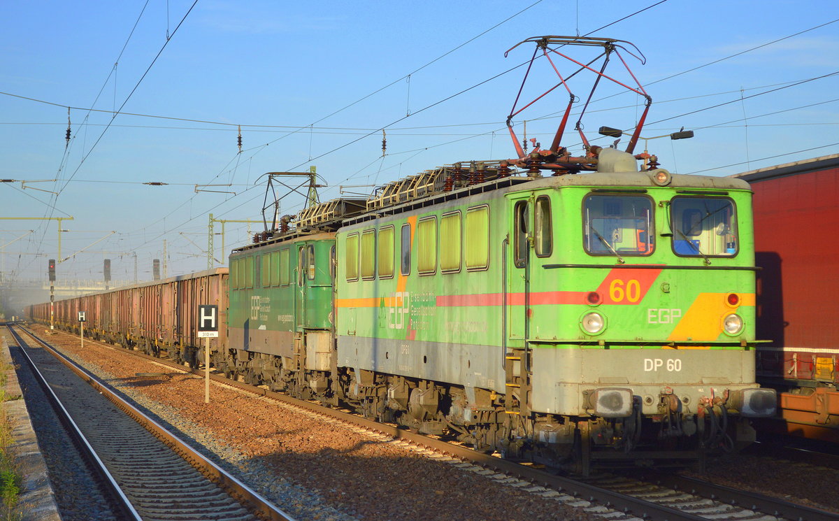 EGP mit DP 60 (91 80 6142 128-8 D-EGP) + 142 150-2 (92 80 6142 150-2 D-EGP) als Doppeltraktion mit Ganzzug offener Drehgestell-Güterwagen (stark staubende Ladung) am 18.09.18 Bf. Flughafen Berlin-Schönefeld.