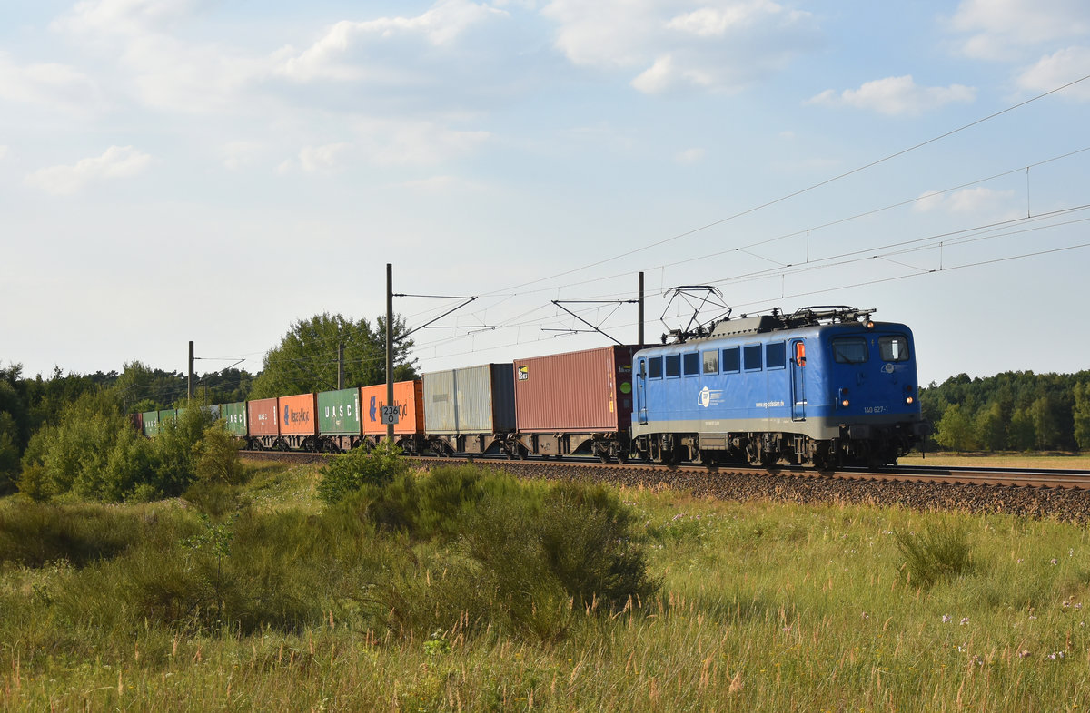 EGP mit der schicken 140 627-1 und einem Containerzug, kommend aus Richtung Hamburg. 3km östlich von Büchen, 02.08.2018.