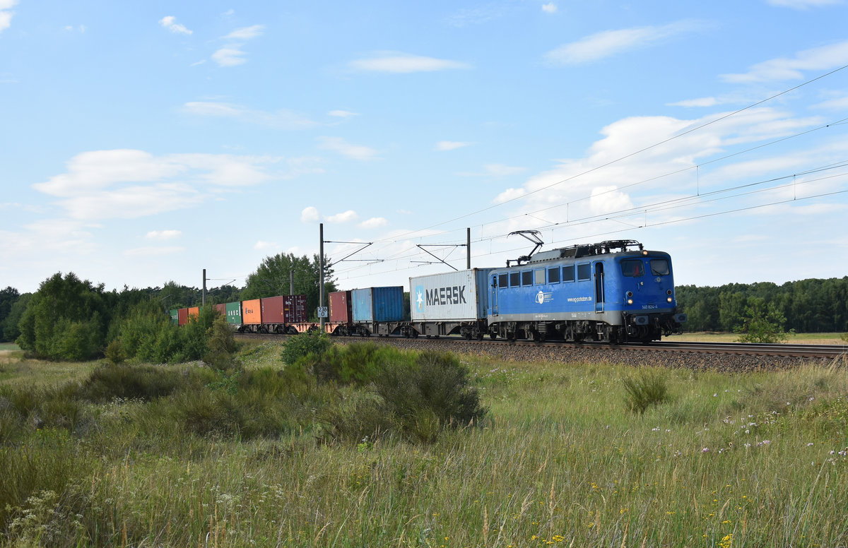 EGP mit der schicken 140 824-4 und Container im Schlepp, unterwegs in Richtung Schwerin. 3km östlich von Büchen, 30.07.2018.