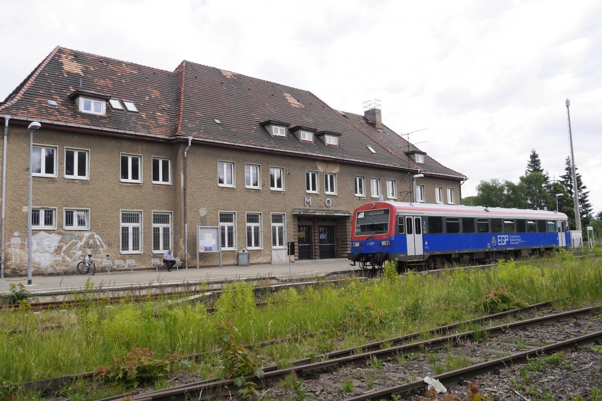 EGP-VT 43 (und nicht der  neue  VT 120) bediente am 16.6.14 die Strecke Neustrelitz - Mirow. Das imposante Bahnhofsgebäude von Mirow erinnert an bessere Zeiten im SPNV von MV.