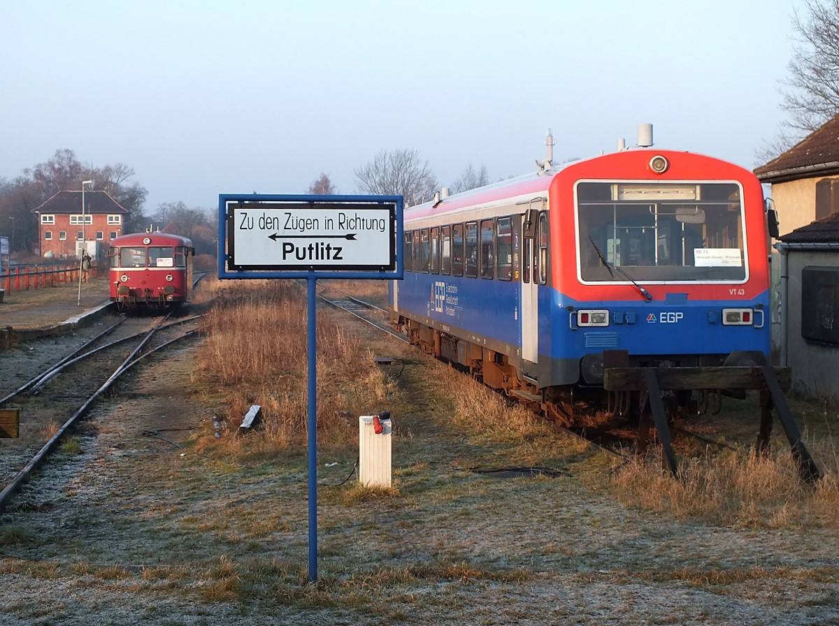 EGP VT43 und 798 610 (DERA) am 03.03.2014 im Bahnhof Pritzwalk.