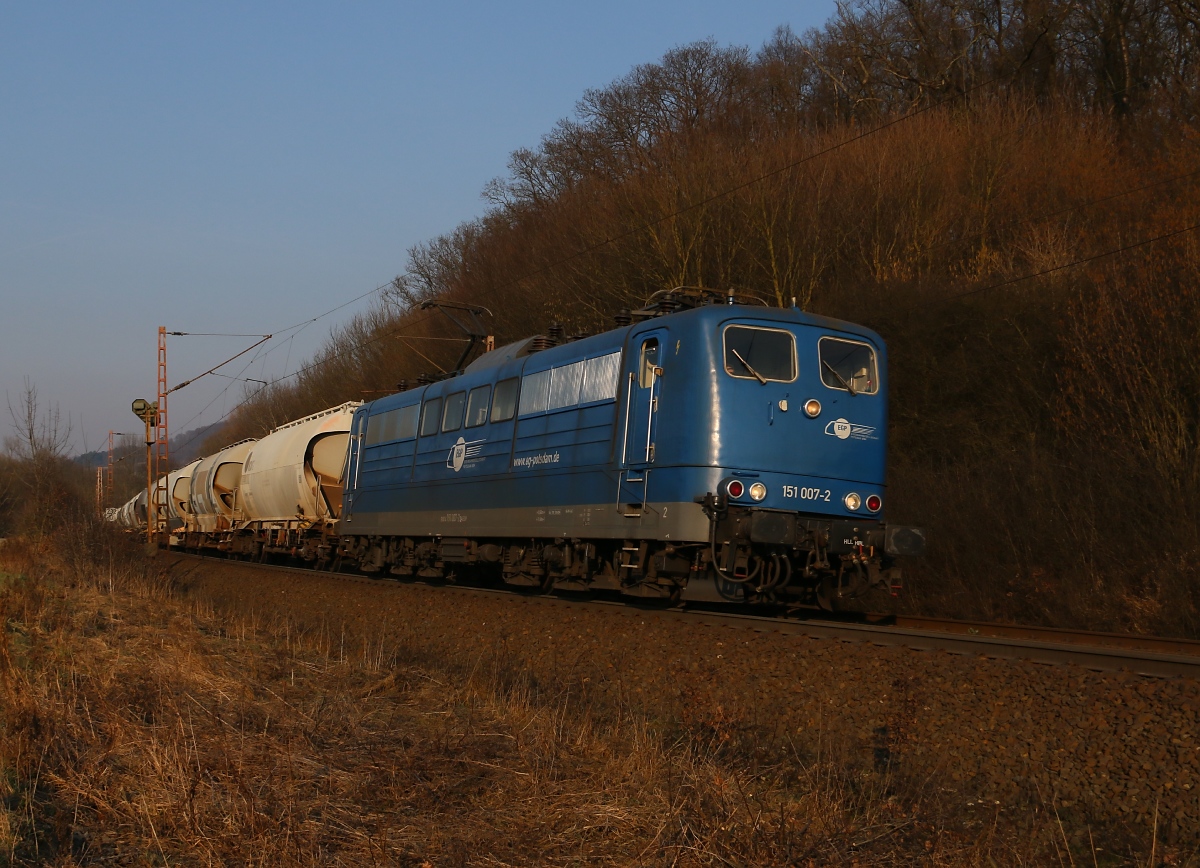 EGPs 151 007-2 fuhr am 20.03.2015 mit einem Zementzug zwischen Friedland und Eichenberg in Fahrtrichtung Eichenberg vor die Linse.