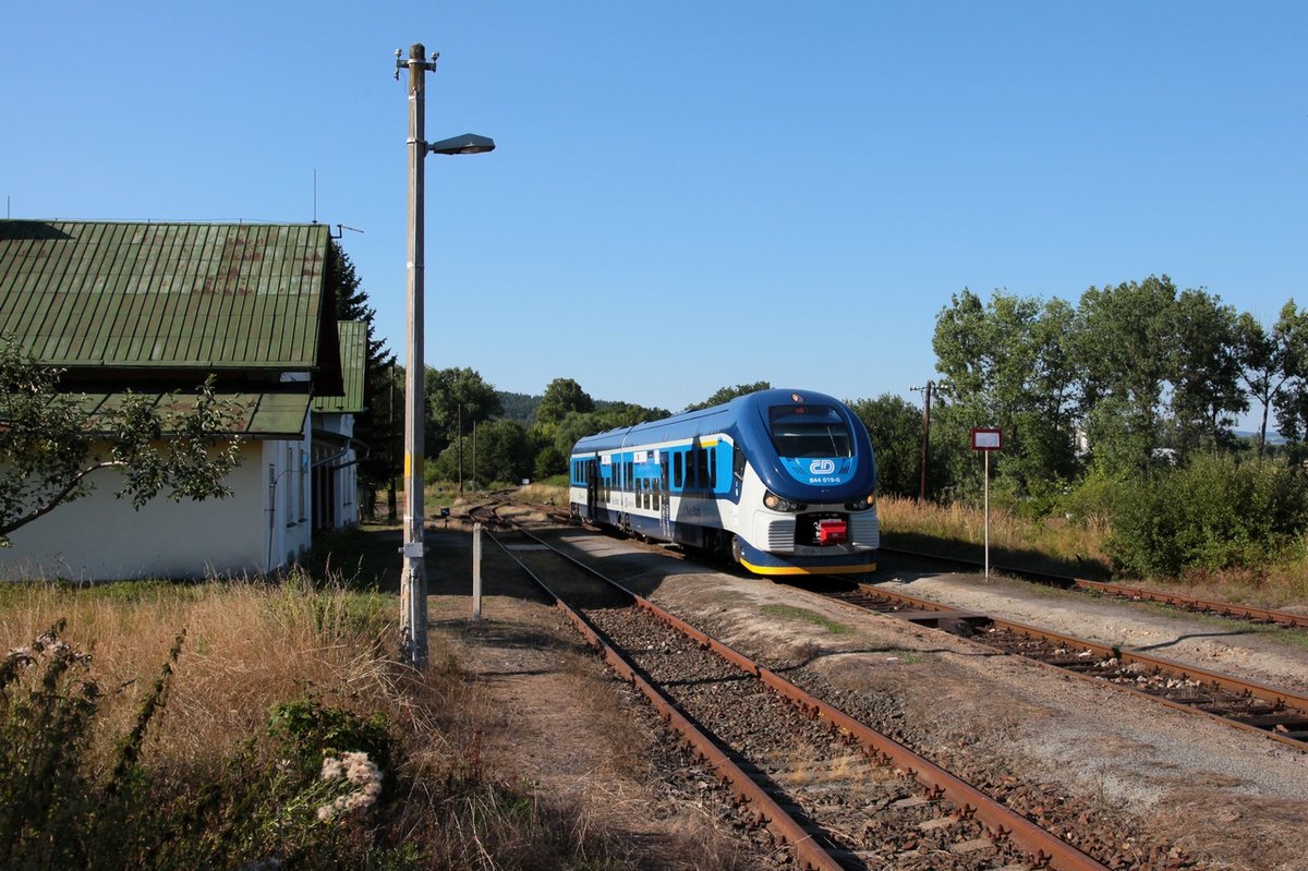  Egronet-Erkundungstour 16.-18.08.2013  Der Os27215 beim Halt im Bf Skalná. 844 019, 16.08.2013