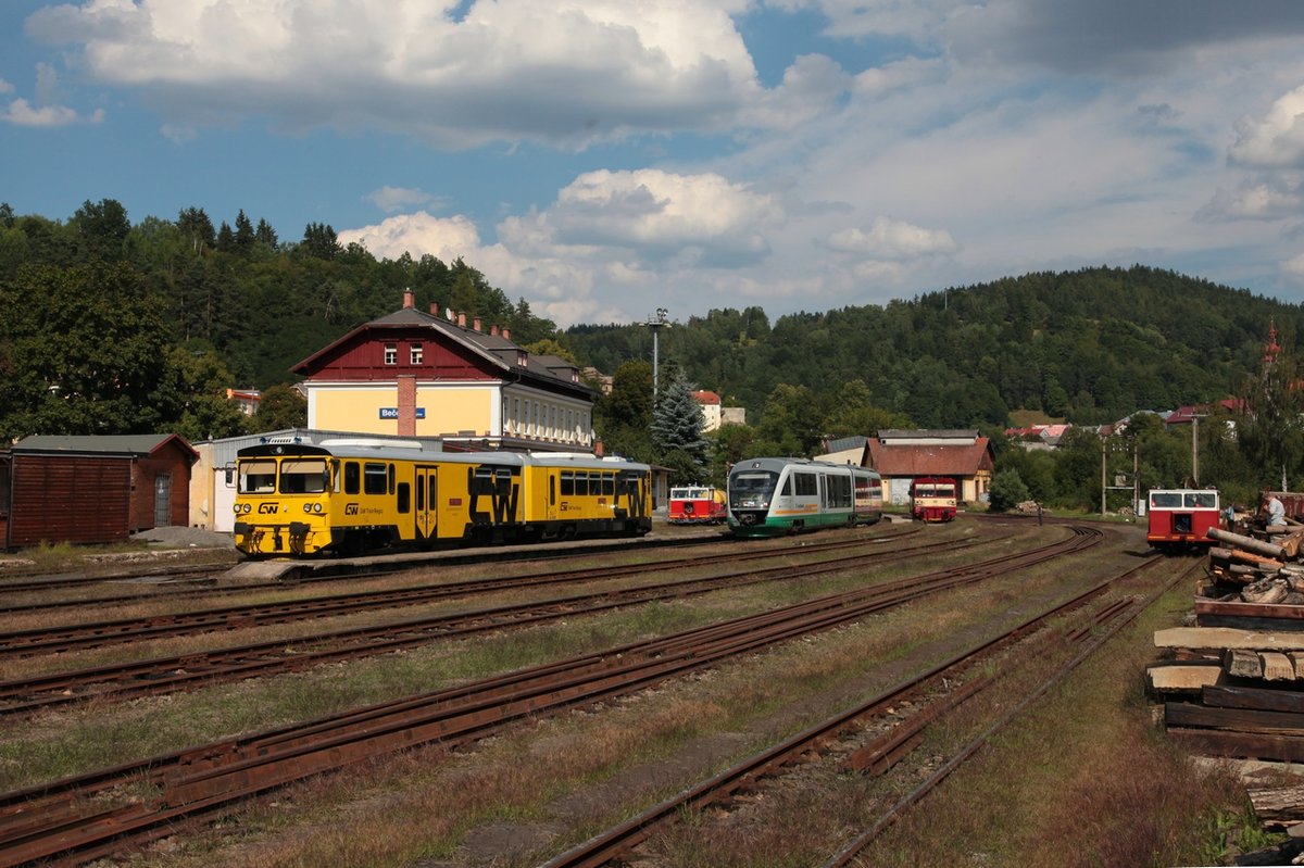  Egronet-Erkundungstour 16.-18.08.2013  Nach dem Stadtrundgang zurück am Bf Bečov n.T. und max. Zugbetrieb, von links nach rechts: 913/813 102 (GW Train Regio) als MOs7109 nach Mariánské Lázně bei Ausf.; MUV 69-583; VT08 (der VBG) als ZOs36084 nach Karlovy Vary d.n.; 810 459 als MOs16745 nach Žlutice und ein weiterer MUV. 17.08.2013 