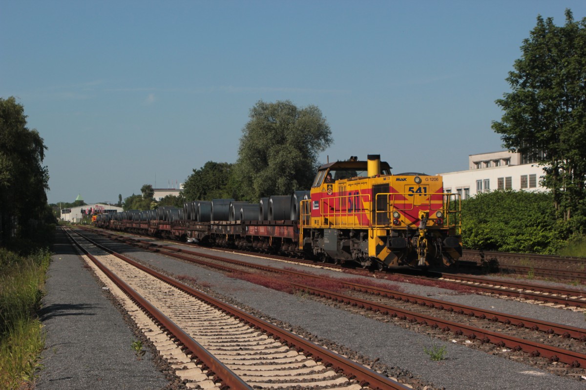EH 541 und EH 546 mit Coilzug im Bahnhof Duisburg Wanheim auf der Fahrt nach HKM.
04.06.2015