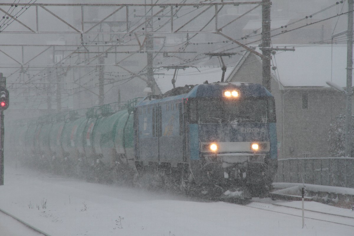 EH200 :Electoric-Loco. JR-East Chuuou-Line.EH200-6 + OilTank cars in Hino-City,Tokyo,Japan 08.Feb.2014  SNOW Day