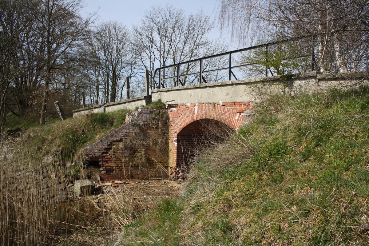 ehem. Eisenbahnbrücke landseits in Kamp bei Anklam - ehem. Bahnstrecke Ducherow -> Heringsdorf in Fahrt-/Blickrichtung Rosenhagen / Aufnahme vom 11.04.2020