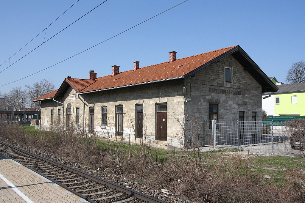Ehemalige Aufnahmsgebäude des Bf. Pottendorf-Landegg am 08.April 2018.