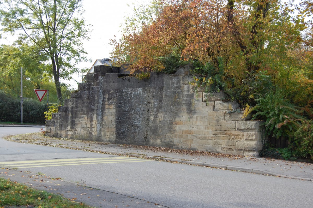 Ehemalige Bahntrasse Freiberg–Bietigheim-Bissingen am 24. Oktober 2015 an einem alten Brückenkopf in Freiberg am Neckar.